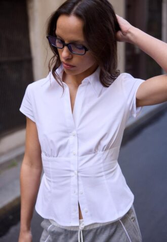 Camisas de manga curta com costura sob o peito