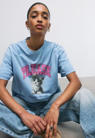 Camisas de manga curta com estampa e apliques
