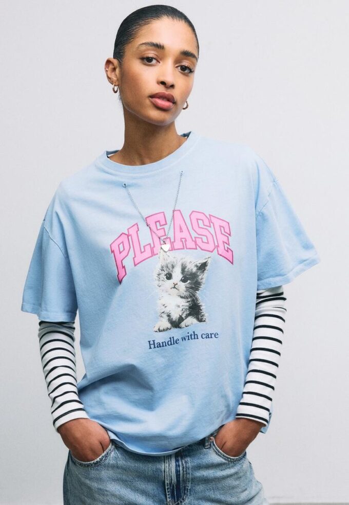 Camisas de manga curta com estampa e apliques Camisas de manga curta com estampa e apliques