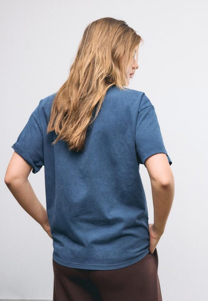 Camisas de manga curta com estampa e apliques Camisas de manga curta com estampa e apliques