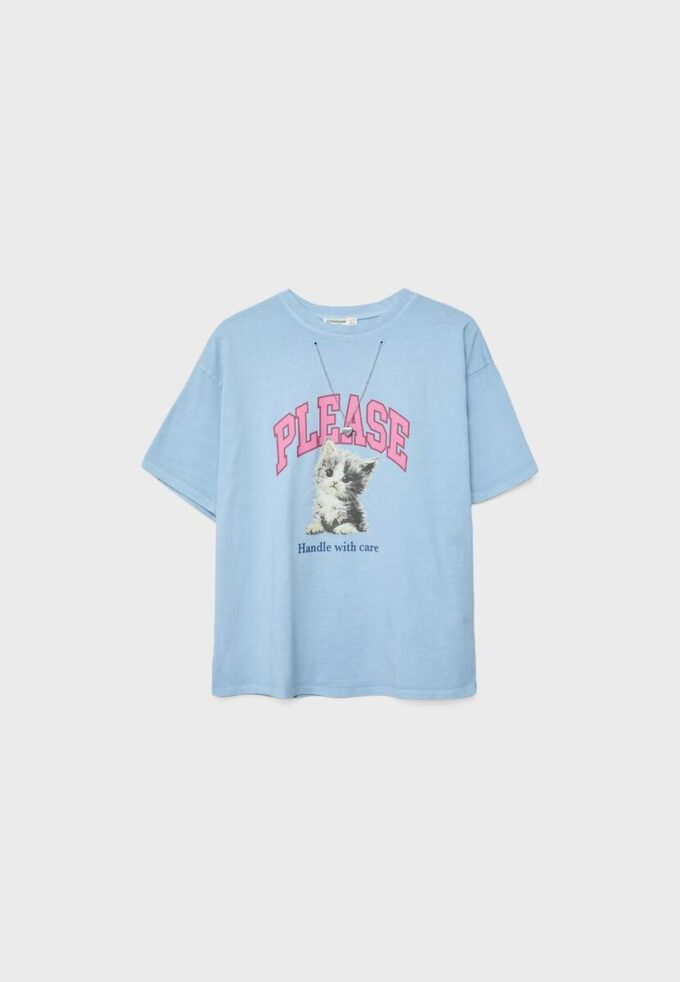 Camisas de manga curta com estampa e apliques Camisas de manga curta com estampa e apliques