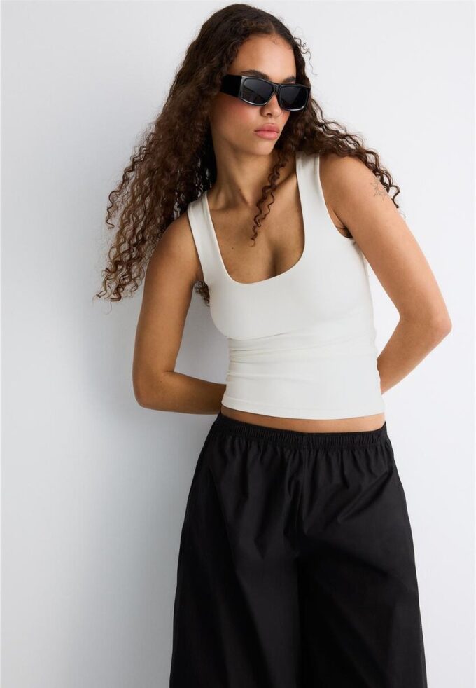 Camiseta de poliamida com alças largas Camiseta de poliamida com alças largas