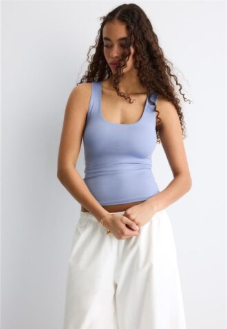 Camiseta de poliamida com alças largas