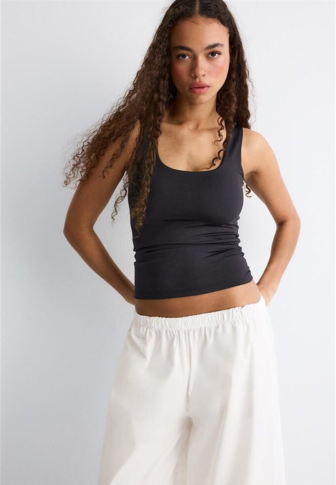 Camiseta de poliamida com alças largas Camiseta de poliamida com alças largas
