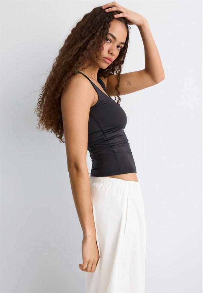 Camiseta de poliamida com alças largas Camiseta de poliamida com alças largas