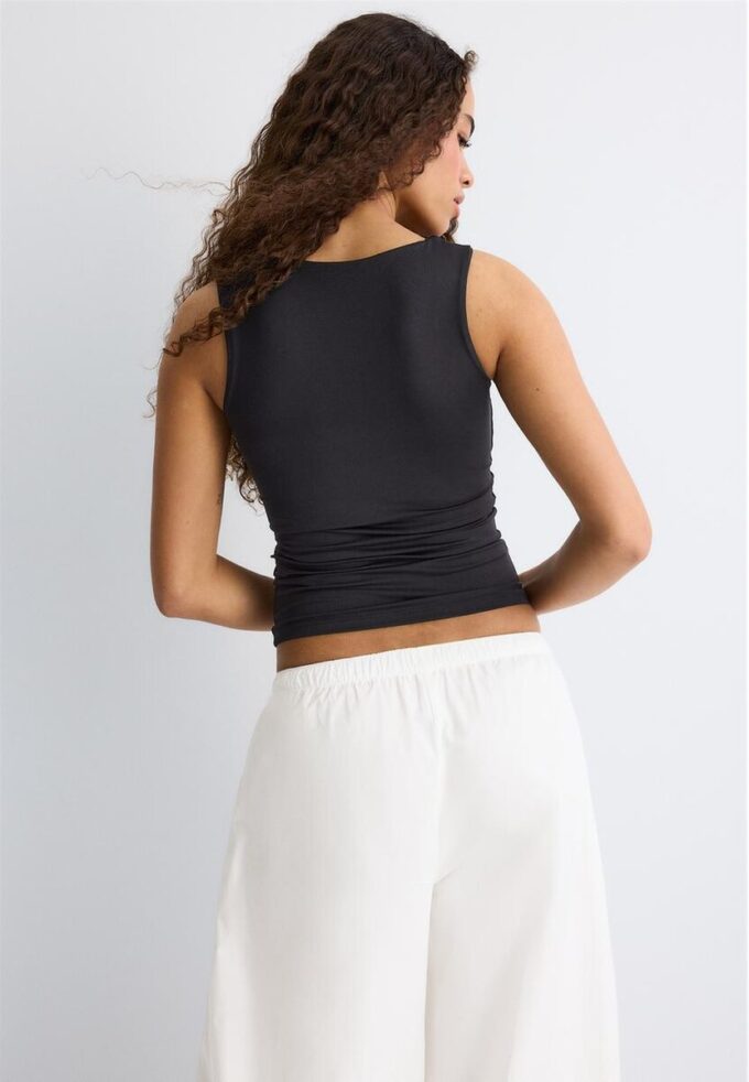 Camiseta de poliamida com alças largas Camiseta de poliamida com alças largas