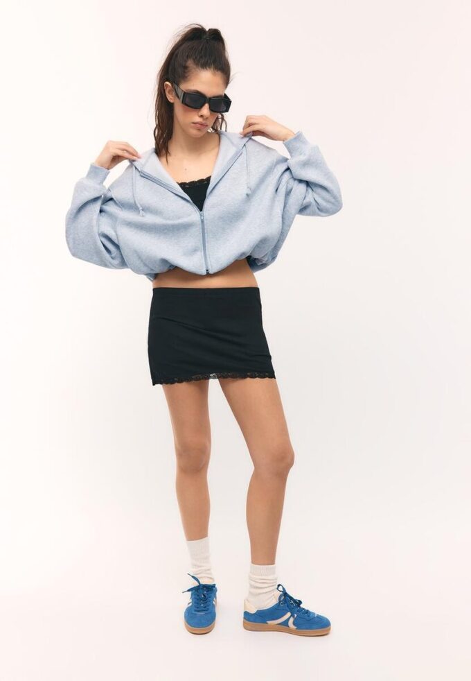 Camisola bomber com capuz estampada