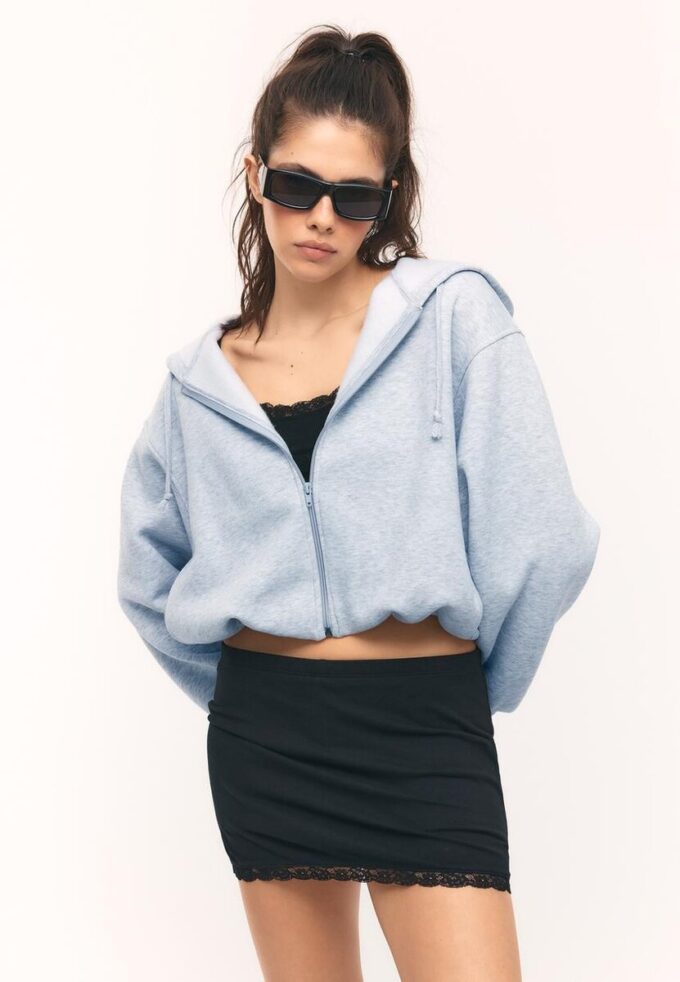 Camisola bomber com capuz estampada