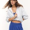 Camisola bomber com capuz estampada