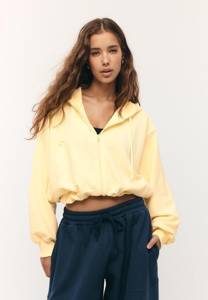 Camisola bomber com capuz estampada