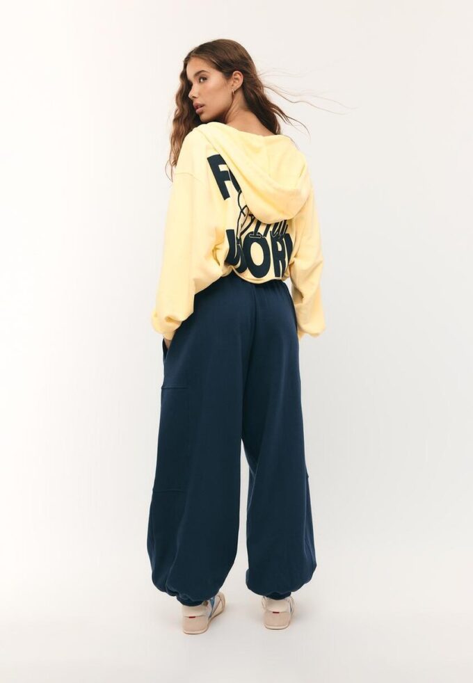 Camisola bomber com capuz estampada