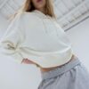 Camisola com capuz bordada e tachas Camisola com capuz bordada e tachas