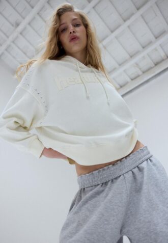 Camisola com capuz bordada e tachas