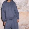Camisola com capuz bordada e tachas