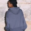 Camisola com capuz bordada e tachas