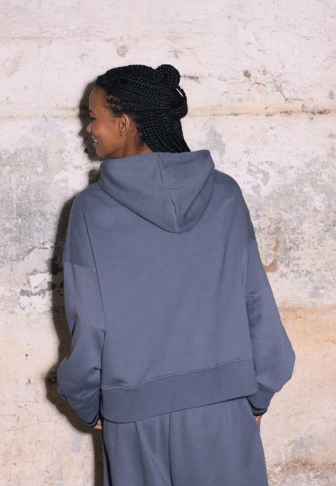 Camisola com capuz bordada e tachas