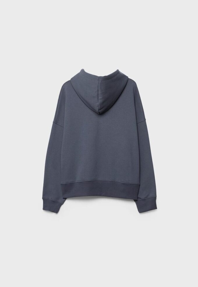Camisola com capuz bordada e tachas
