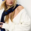 Camisola com decote em V e mangas em forma de asa de morcego Camisola com decote em V e mangas em forma de asa de morcego