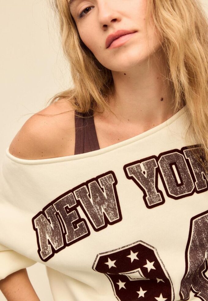 Camisola com gola em barco estampada