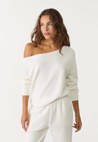 Camisola com ombros descobertos e toque suave