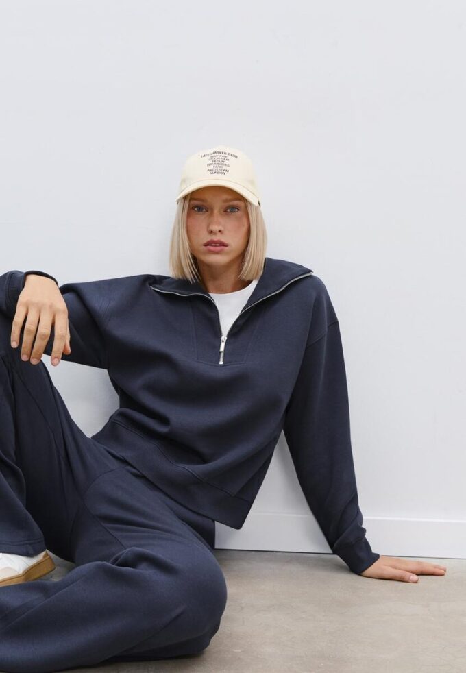 Camisola de gola alta com fecho Camisola de gola alta com fecho