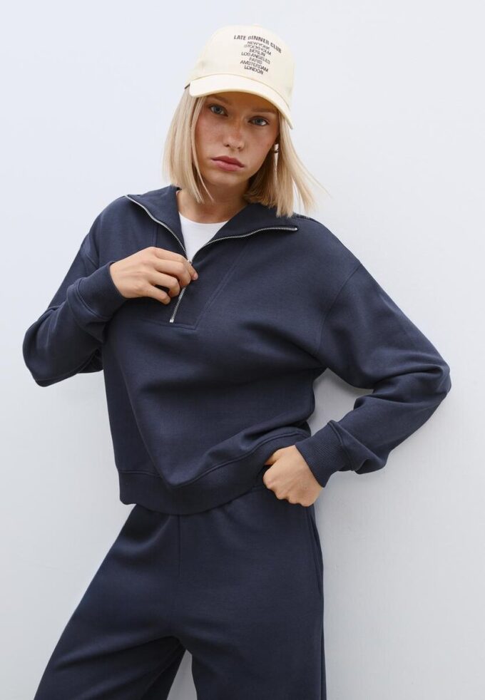 Camisola de gola alta com fecho Camisola de gola alta com fecho