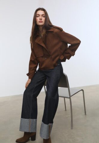 Casaco curto tipo trench em camurça sintética