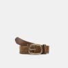 Cinto com tachas douradas