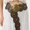 Cinto com tachas e placa