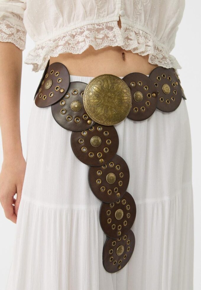 Cinto com tachas e placa