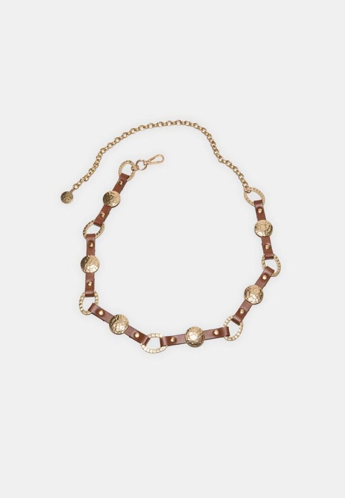 Cinto de metal com efeito de pele