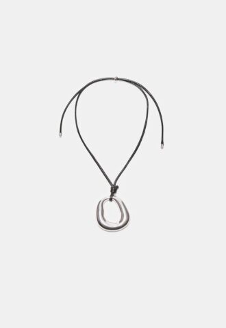 Colar de cordão com pingente