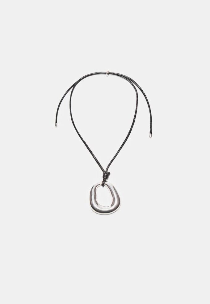 Colar de cordão com pingente