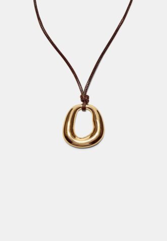 Colar de cordão com pingente