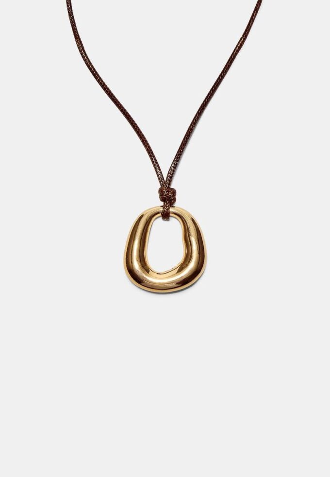 Colar de cordão com pingente
