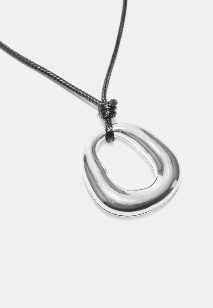 Colar de cordão com pingente