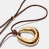 Colar de cordão com pingente