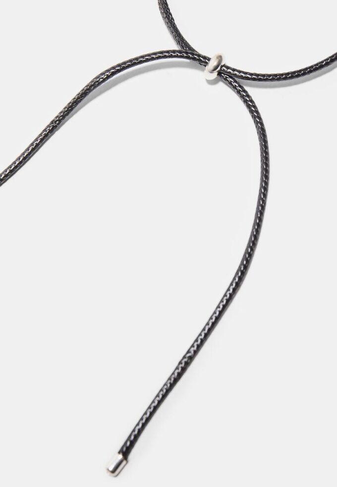 Colar de cordão com pingente