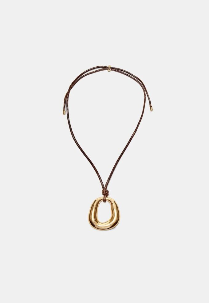 Colar de cordão com pingente