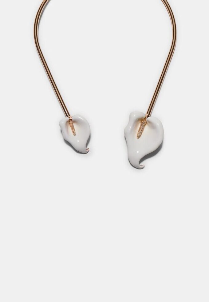 Colar Gargantilha com Flor de Calla