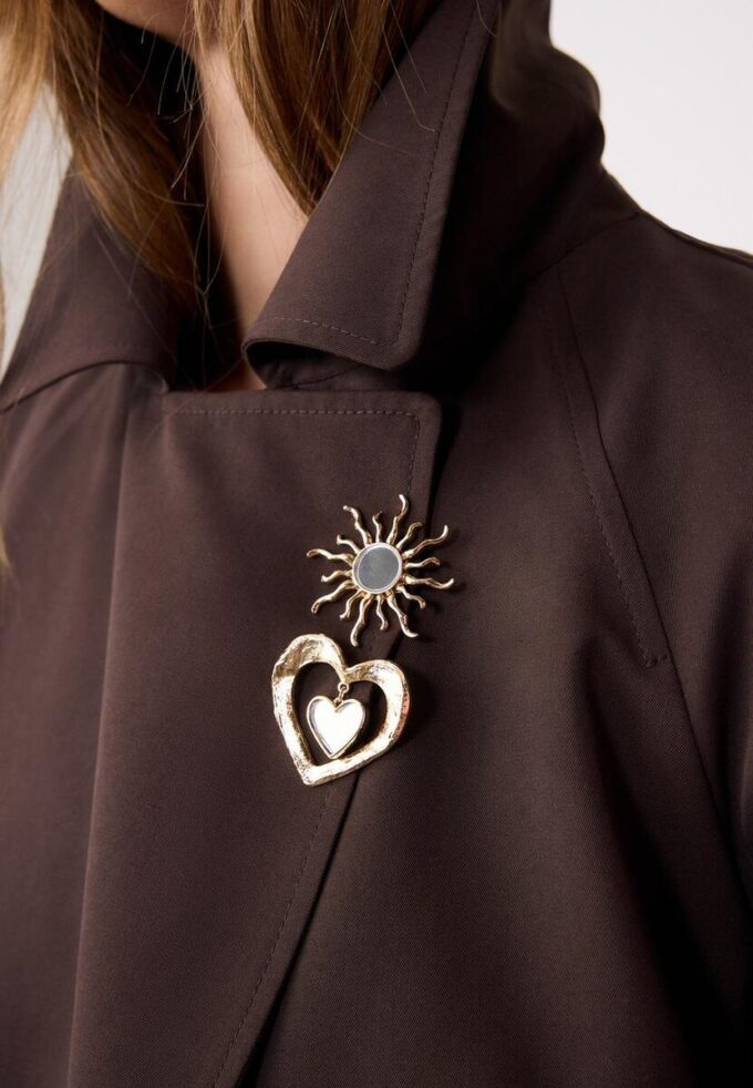Conjunto de 2 broches com sol e coração