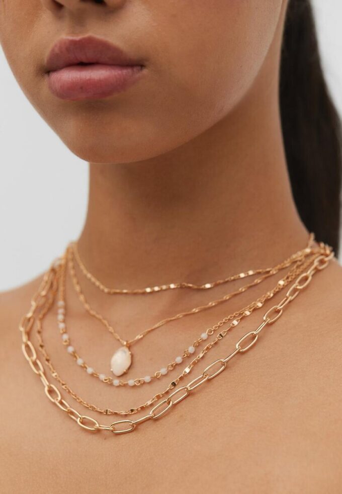 Conjunto de 5 colares com pingentes de pedras cor-de-rosa