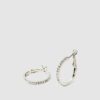 Conjunto de 9 brincos de argola com strass e contas de pérola