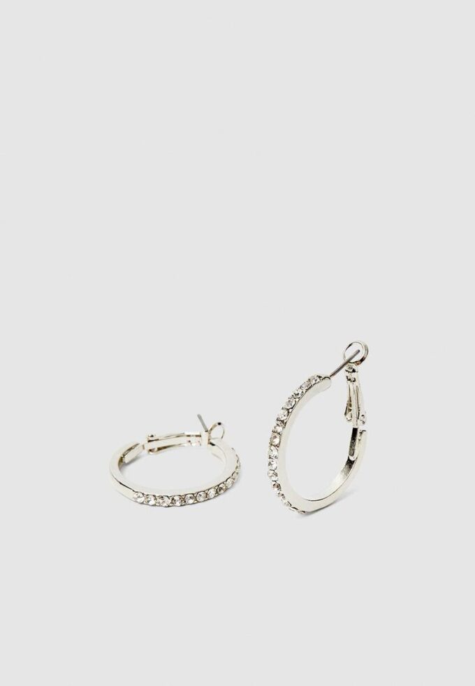 Conjunto de 9 brincos de argola com strass e contas de pérola