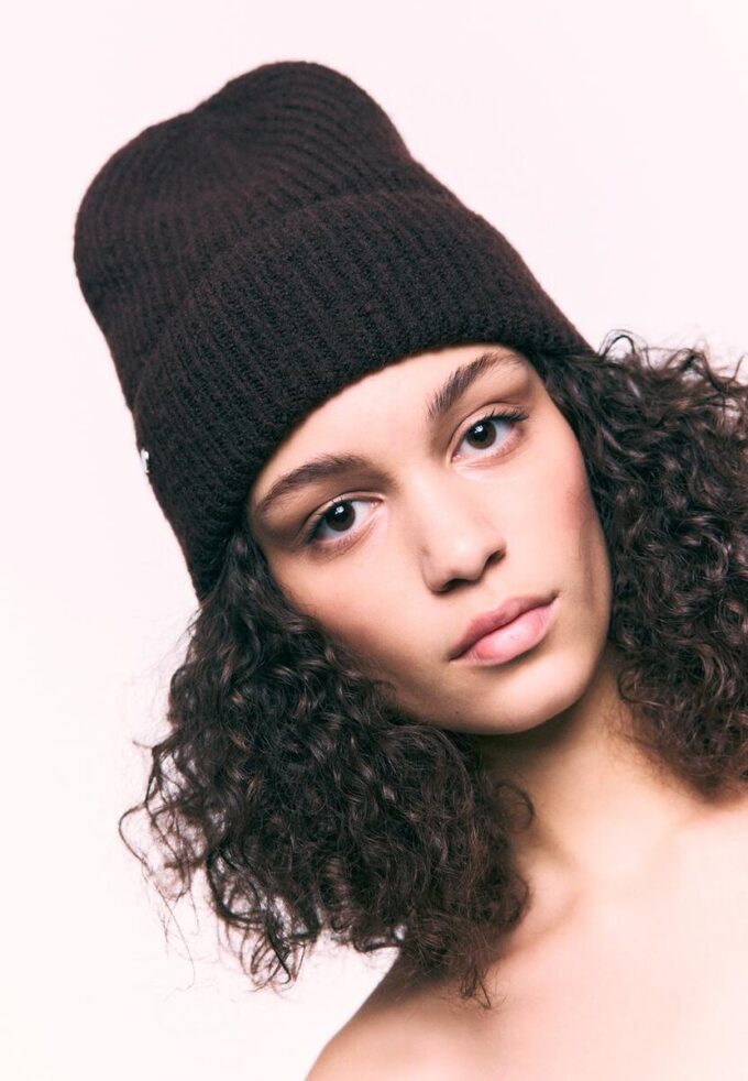 Gorro canelado com placa