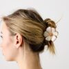 Grampo de cabelo com flor em metal