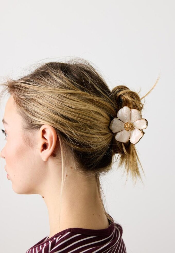Grampo de cabelo com flor em metal