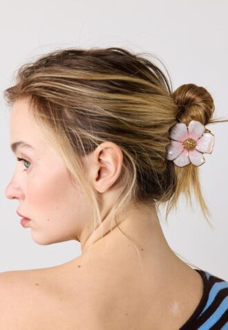 Grampo de cabelo com flor metálica