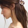 Grampo de cabelo com flor metálica