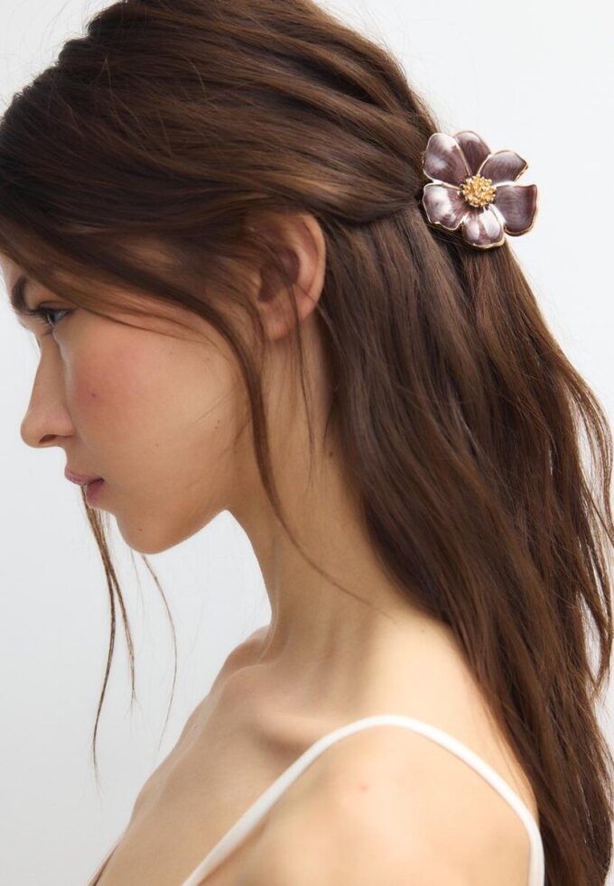 Grampo de cabelo com flor metálica